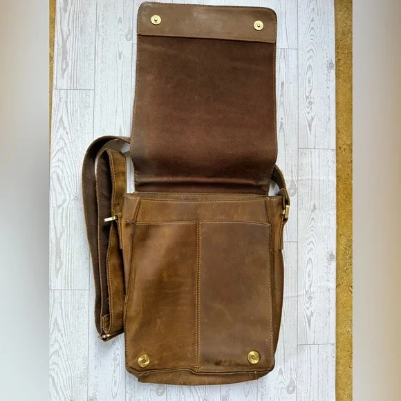 Vintage-Style Brown Leather Messenger Bag for Men - Picture 3 of 7